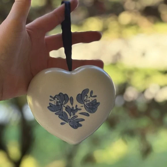 Vintage Blue and White Heart Shaped Ceramic Potpourri Diffuser - Picture 1 of 4